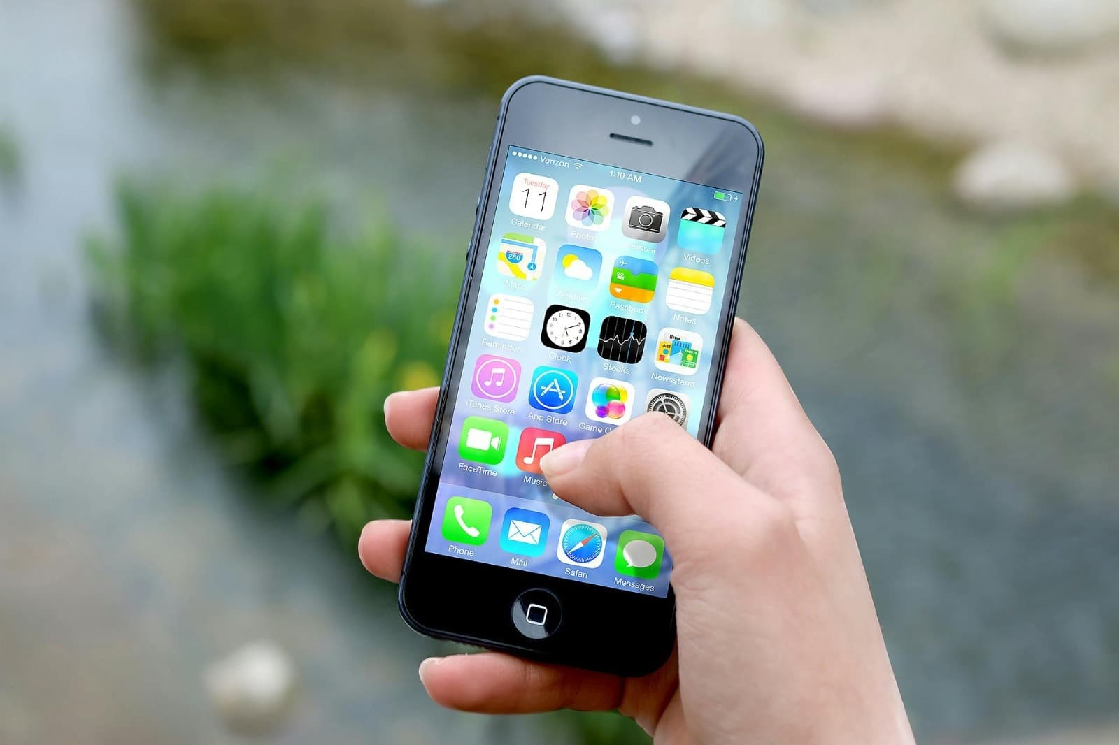 Customize Your iPhone with Elegant Red App Icons