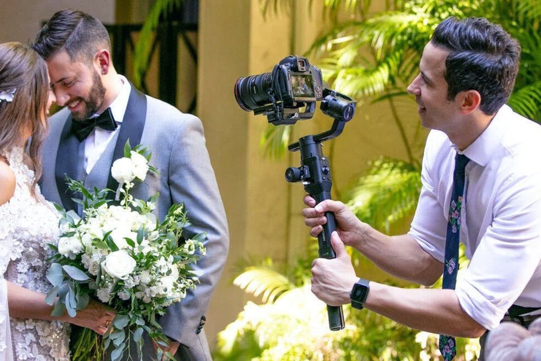 Wedding photographer Capturing Elegant Coastal Celebrations