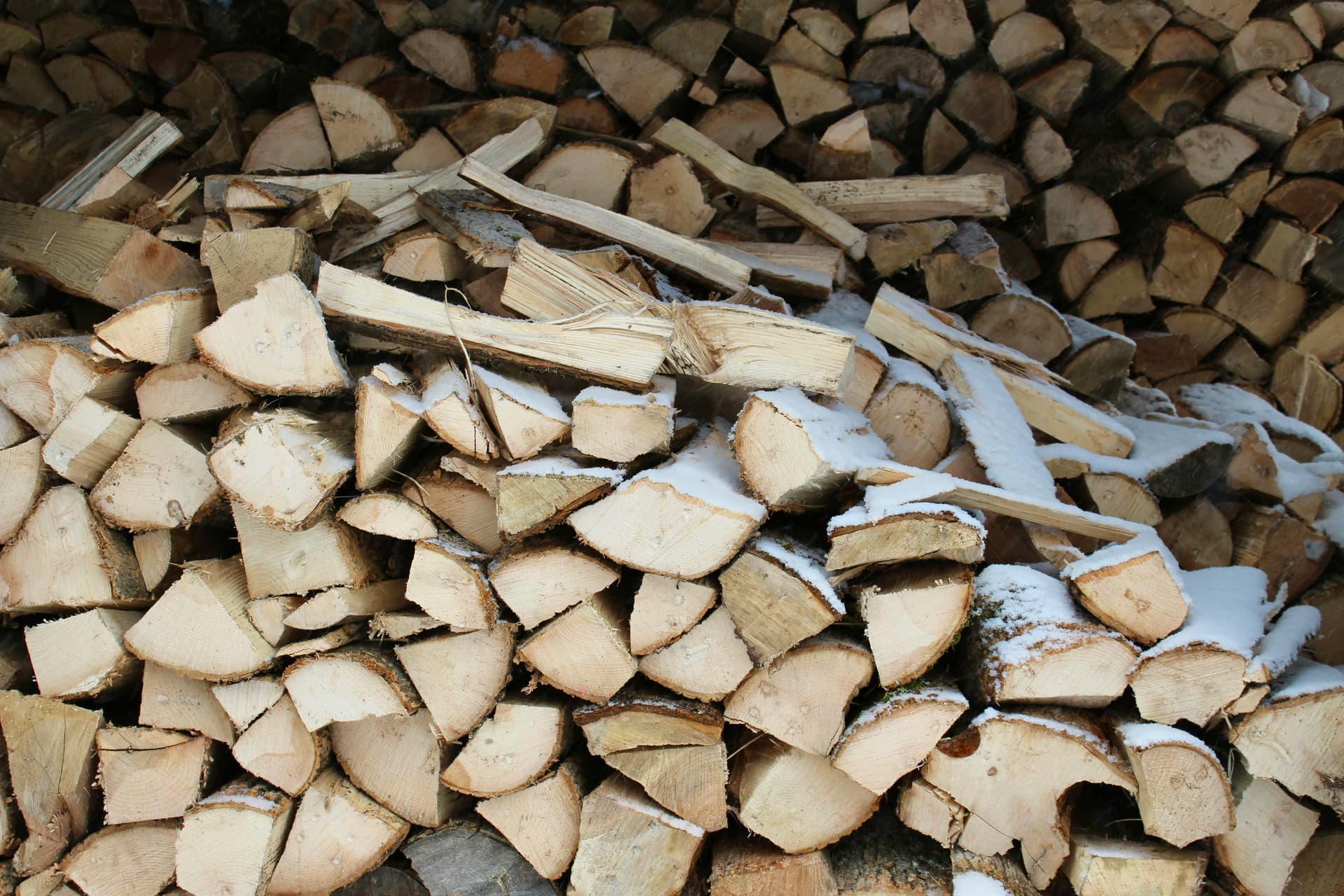 High-Quality Firewood for Residential and Commercial Use