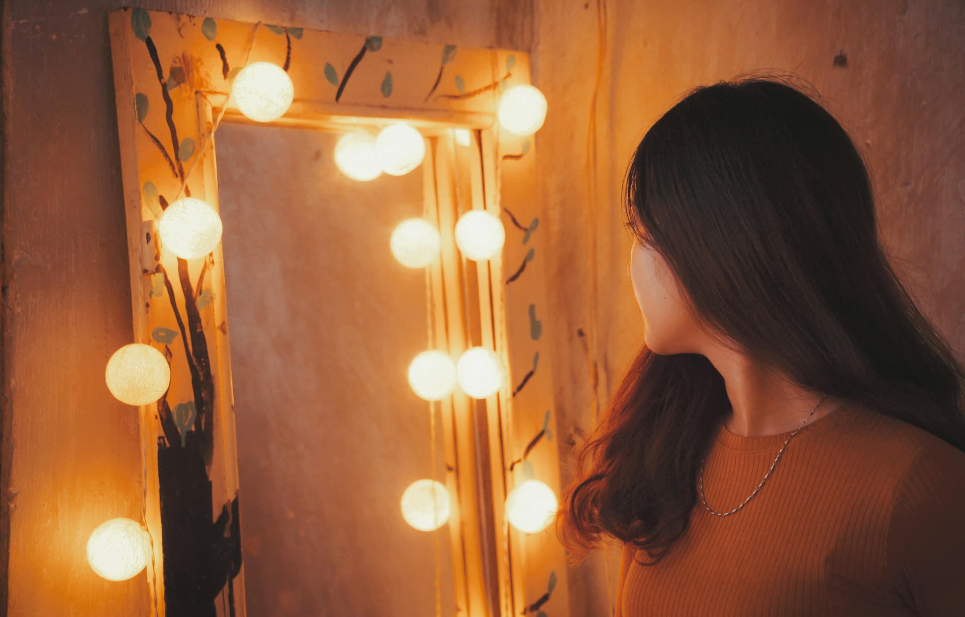 Stylish Mirror with Lights for Daily Grooming