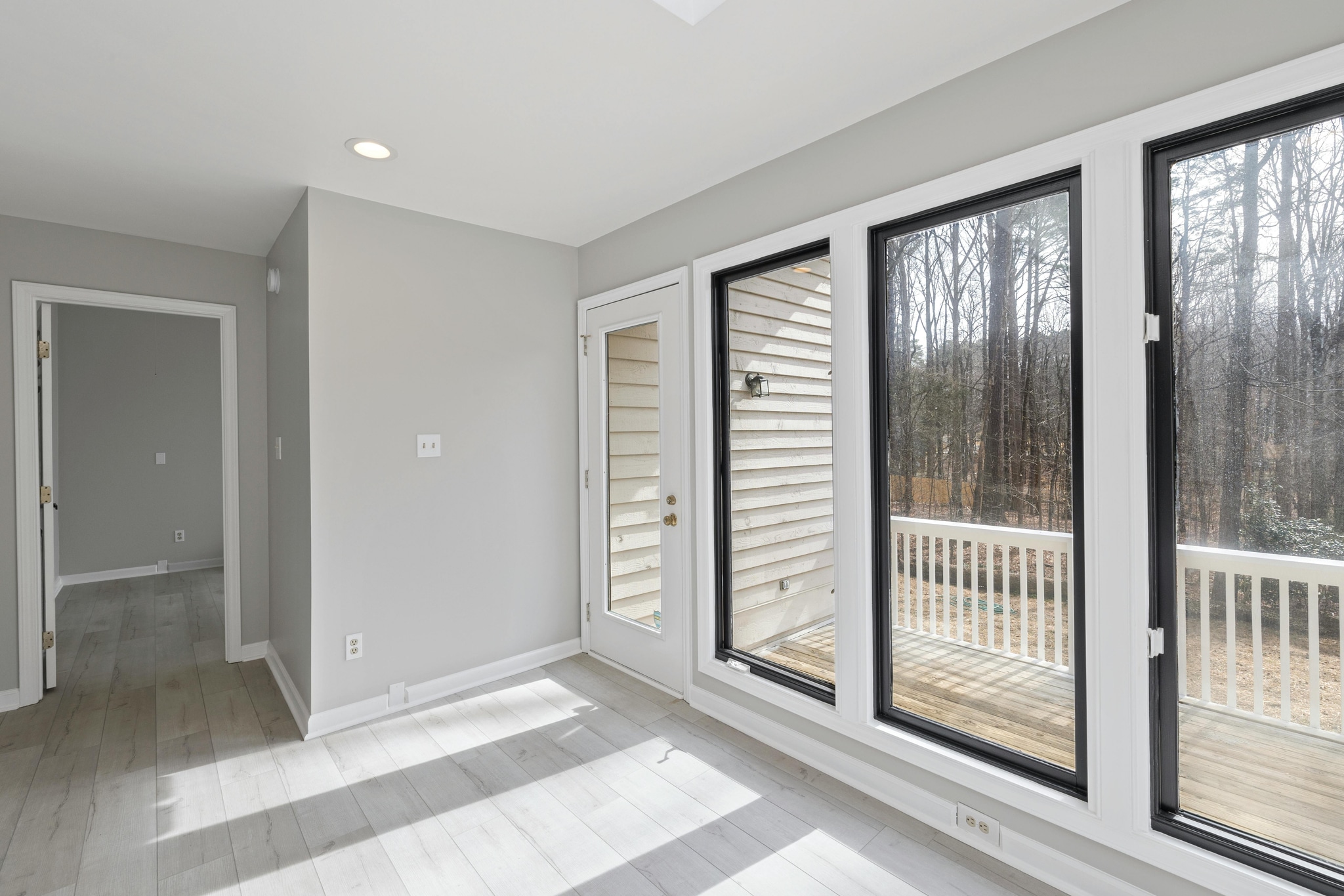 Sunroom Windows Options for Modern Glass Living