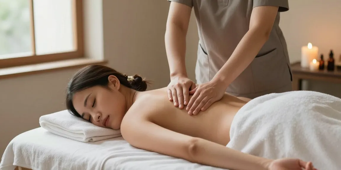 스웨디시 마사지 중인 모습과 아로마 오일 및 촛불이 있는 편안한 스파 환경
