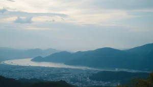 オンライン家庭教師が生徒に教える様子、明るい教室での楽しい学びの瞬間